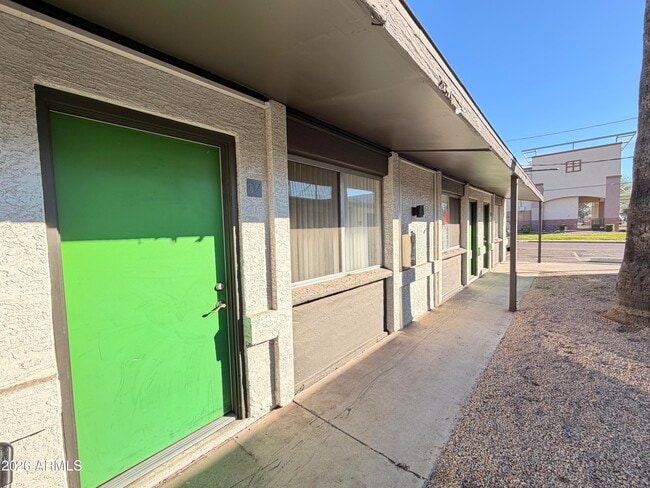 6802 W Glendale Ave in Glendale, AZ - Foto de edificio - Building Photo