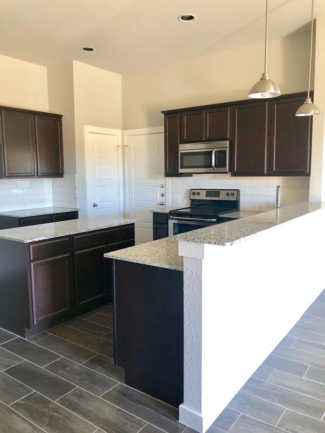 1048 W Sierra Vista Ct in Midlothian, TX - Building Photo - Building Photo