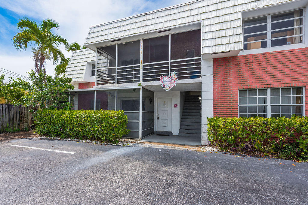 1924 NE 26th St in Wilton Manors, FL - Building Photo