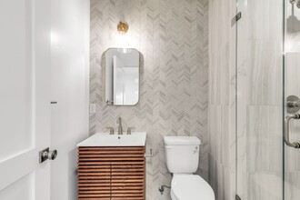 24 Breeze Ave in Los Angeles, CA - Building Photo - Building Photo