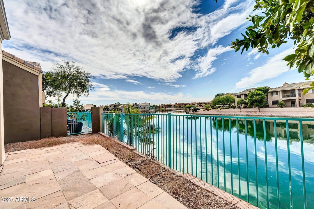 16022 S 11th Pl in Phoenix, AZ - Foto de edificio