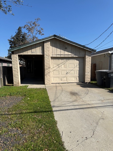 591 N 4th Ave in Oakdale, CA - Building Photo - Building Photo