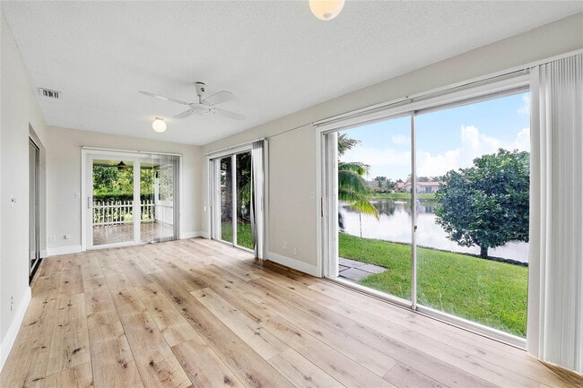 10120 NW 71st St in Tamarac, FL - Building Photo - Building Photo