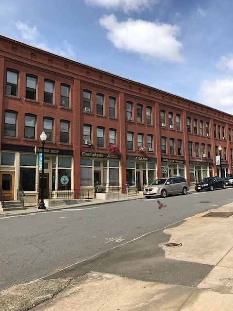 12 Miles St, Unit 3 in Greenfield, MA - Foto de edificio