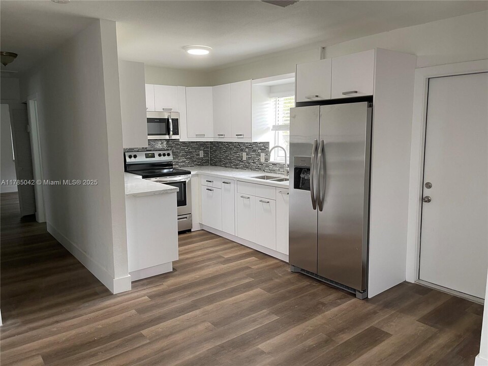 1460 NE 143rd St in North Miami, FL - Building Photo