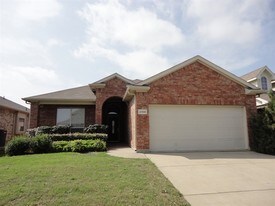 2104 Priscella Dr in Fort Worth, TX - Building Photo