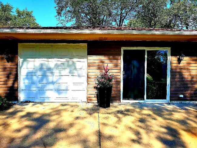 111 Westover Ln in Schaumburg, IL - Building Photo - Building Photo