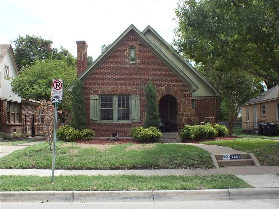 3241 Cockrell Ave in Fort Worth, TX - Building Photo