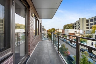 31-19 37th Ave, Unit 3B in Long Island City, NY - Foto de edificio - Building Photo