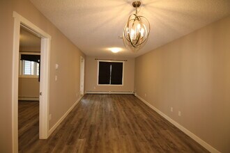 1506 Tamarack Blvd NW in Edmonton, AB - Building Photo - Building Photo