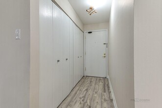 675 Grove Terrace in Elk Grove Village, IL - Foto de edificio - Building Photo