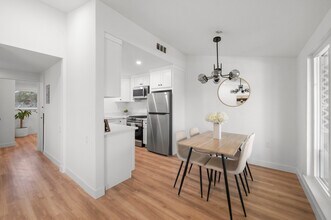 19118 Avenue of the Oaks, Unit B in Santa Clarita, CA - Foto de edificio - Building Photo