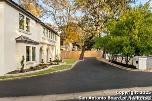 417 E Hildebrand Ave in San Antonio, TX - Building Photo - Building Photo