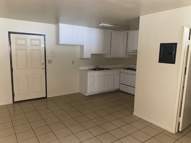 13750 Vanowen St, Unit #12 in Los Angeles, CA - Building Photo - Building Photo