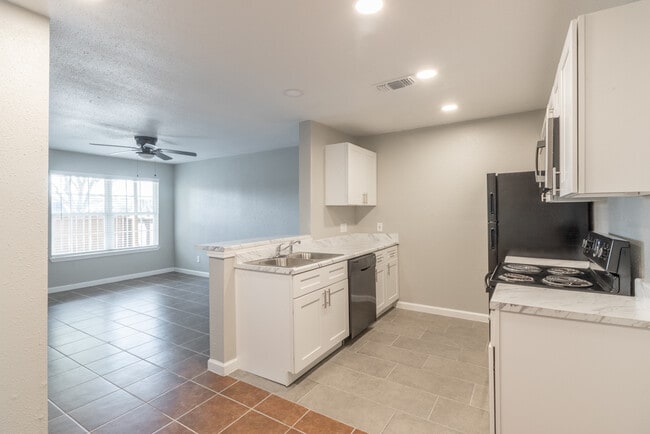shadow Bay Apartments in Bay City, TX - Building Photo - Building Photo