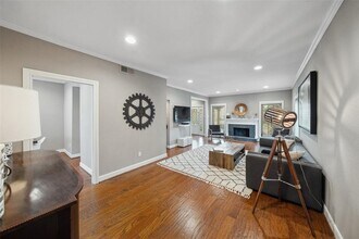 624 Augusta Dr in Houston, TX - Foto de edificio - Building Photo