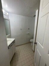 6995 NW 186th St in Hialeah, FL - Building Photo - Building Photo