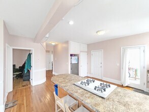 32 Fisher Ave in Boston, MA - Foto de edificio - Building Photo