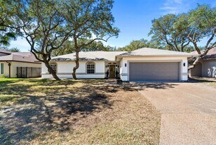 113 Royal Oaks Dr in Rockport, TX - Building Photo