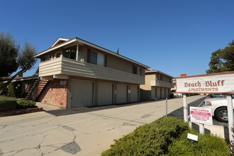 Beach Bluff Apartments in Huntington Beach, CA - Foto de edificio - Building Photo
