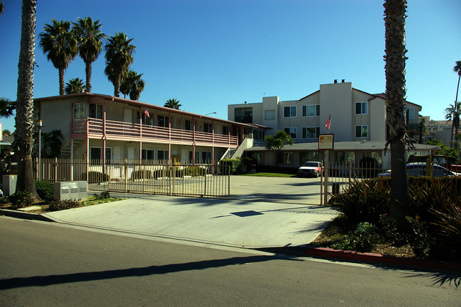 Pacific Views Apartments in Oceanside, CA - Building Photo - Building Photo