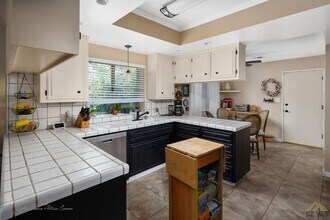 9805 Mesa Oak Dr in Bakersfield, CA - Building Photo - Building Photo