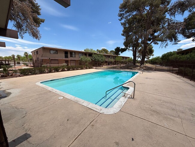 565 S Royal Crest Cir in Las Vegas, NV - Building Photo - Building Photo