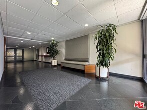 740 Kings Rd in Los Angeles, CA - Building Photo - Building Photo