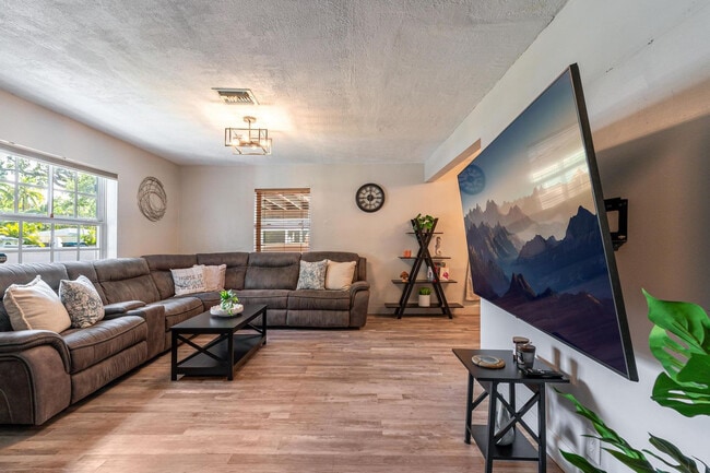 1315 SW 30th St in Fort Lauderdale, FL - Building Photo - Building Photo