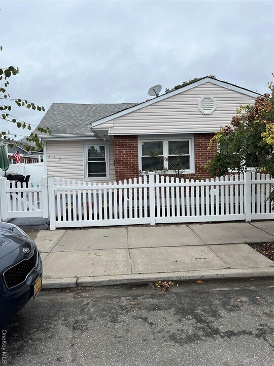 615 W Walnut St in Long Beach, NY - Building Photo