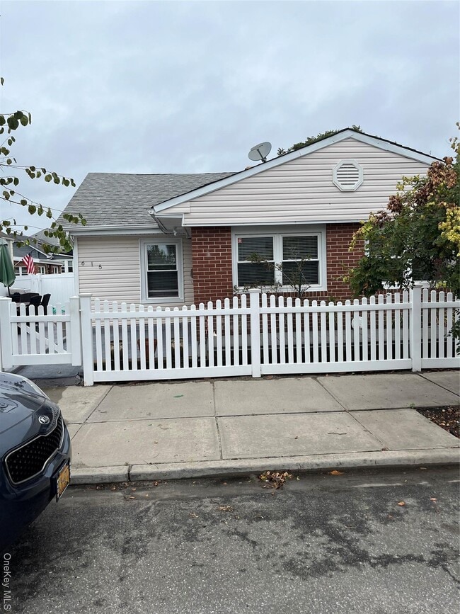 property at 615 W Walnut St