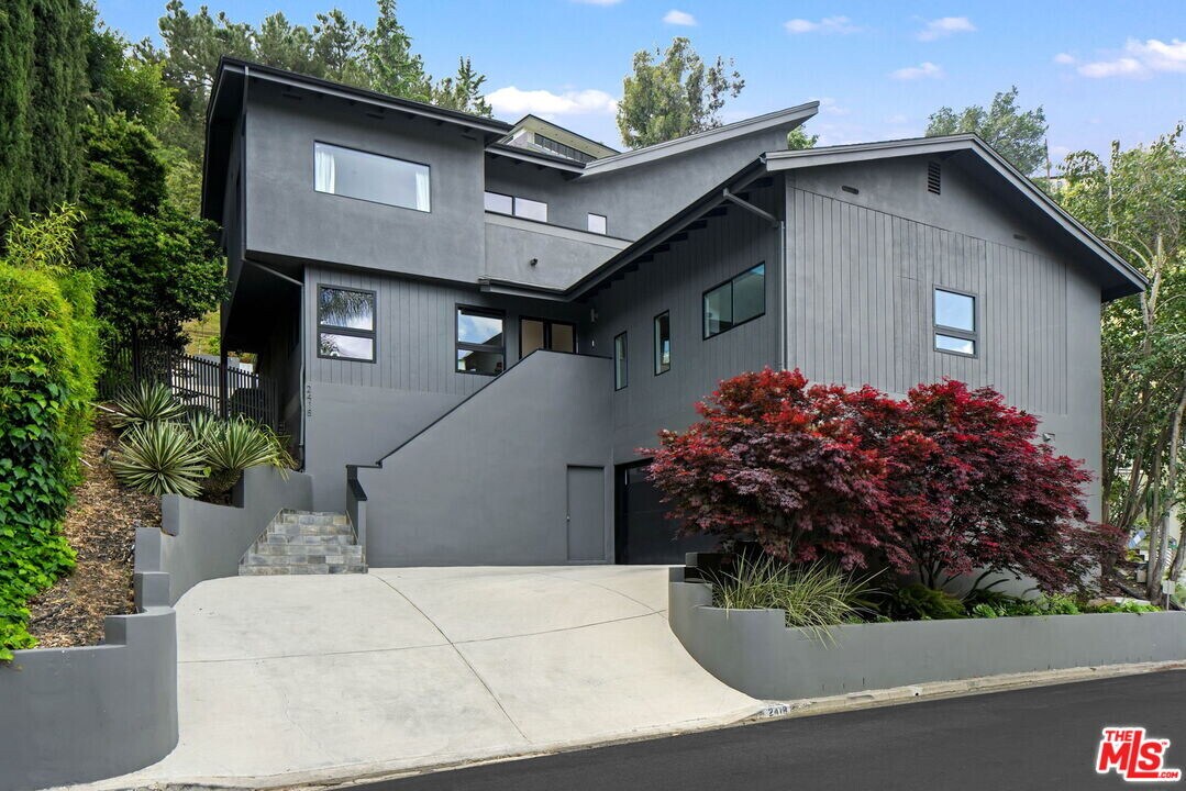 2418 Canyon Oak Dr in Los Angeles, CA - Building Photo
