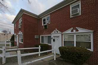 1300 Hampstead Tpke in Elmont, NY - Building Photo - Building Photo