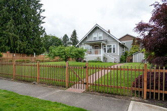 Lockshire Condominiums in Kirkland, WA - Building Photo - Building Photo