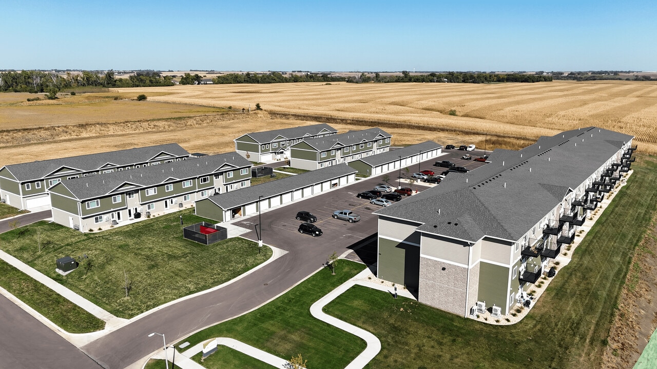 Maple Pass Apartments & Townhomes in Hartford, SD - Foto de edificio
