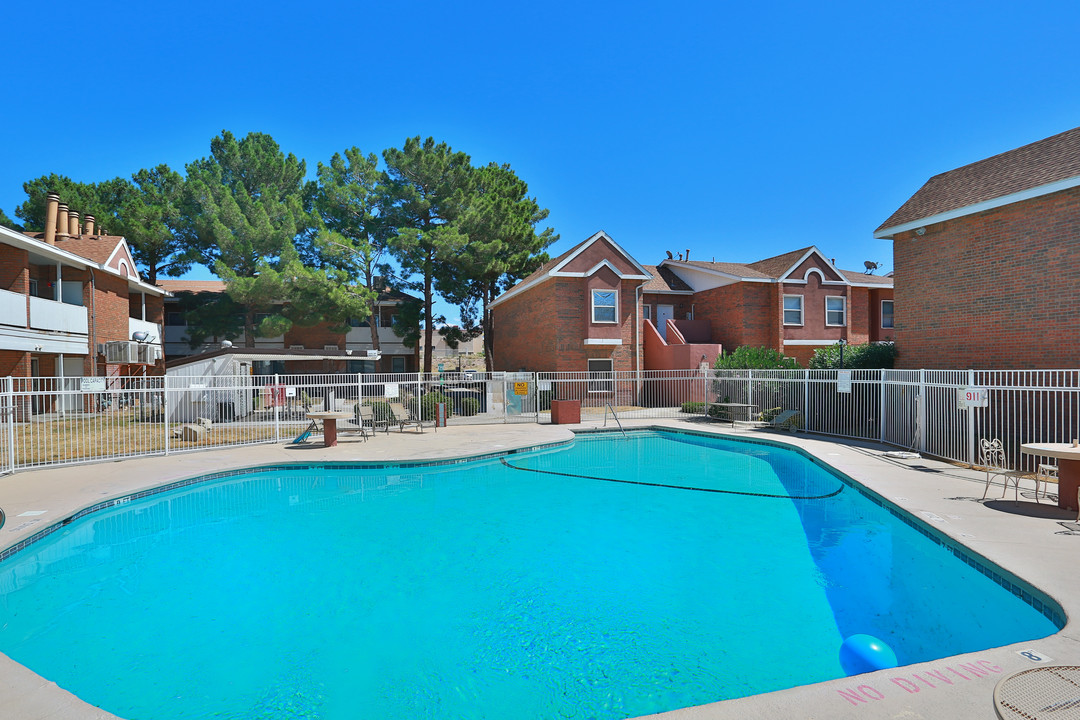 Woodcrest Apartments in Las Cruces, NM - Foto de edificio