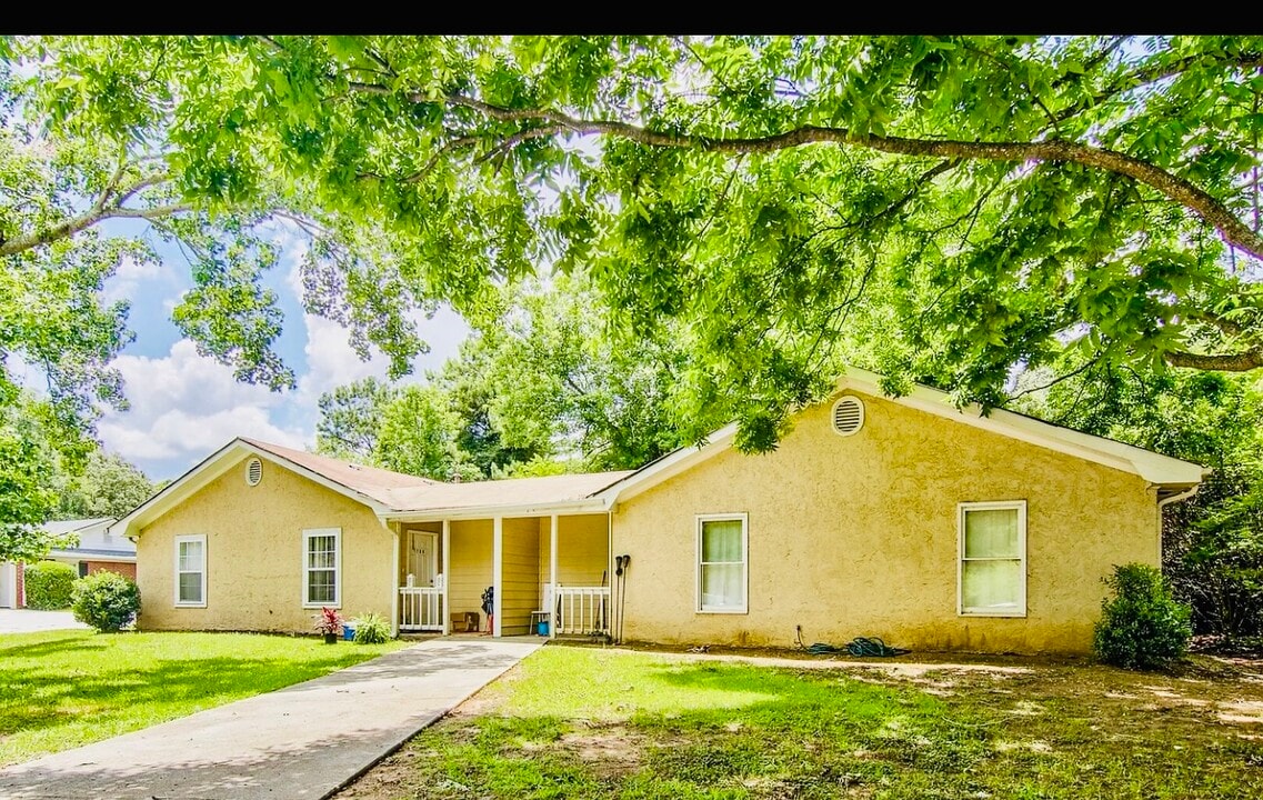 1704 Riverside Ct NE, Unit 1704 in Conyers, GA - Foto de edificio