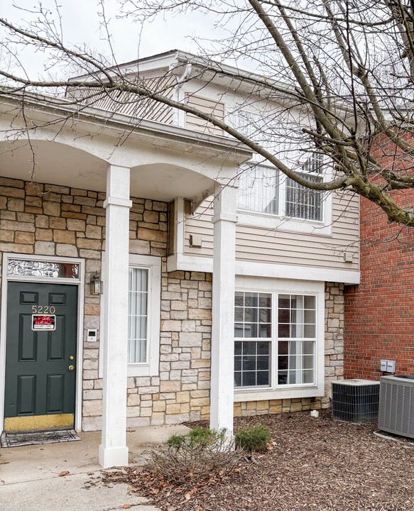 5220 Pine Aires Dr in Sterling Heights, MI - Building Photo