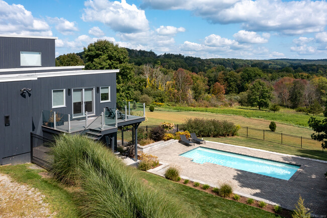 11 Longview Rd in Kent, CT - Building Photo - Building Photo