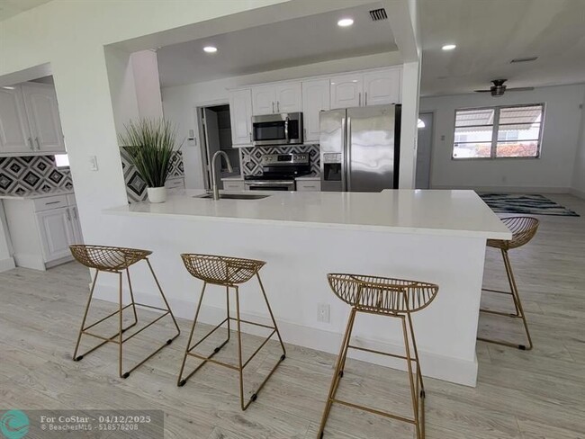 220 NE 25th Ct in Pompano Beach, FL - Foto de edificio - Building Photo