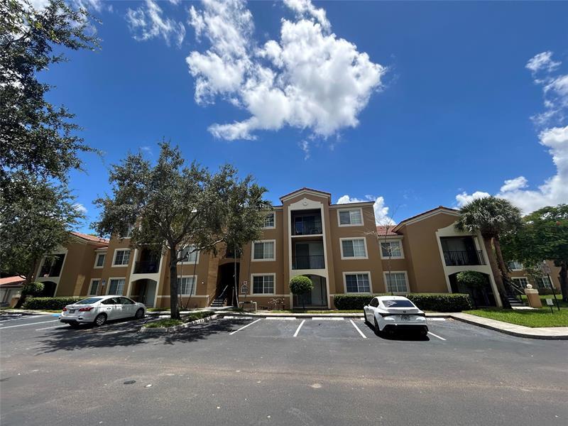 8020 N Nob Hill Rd in Tamarac, FL - Building Photo
