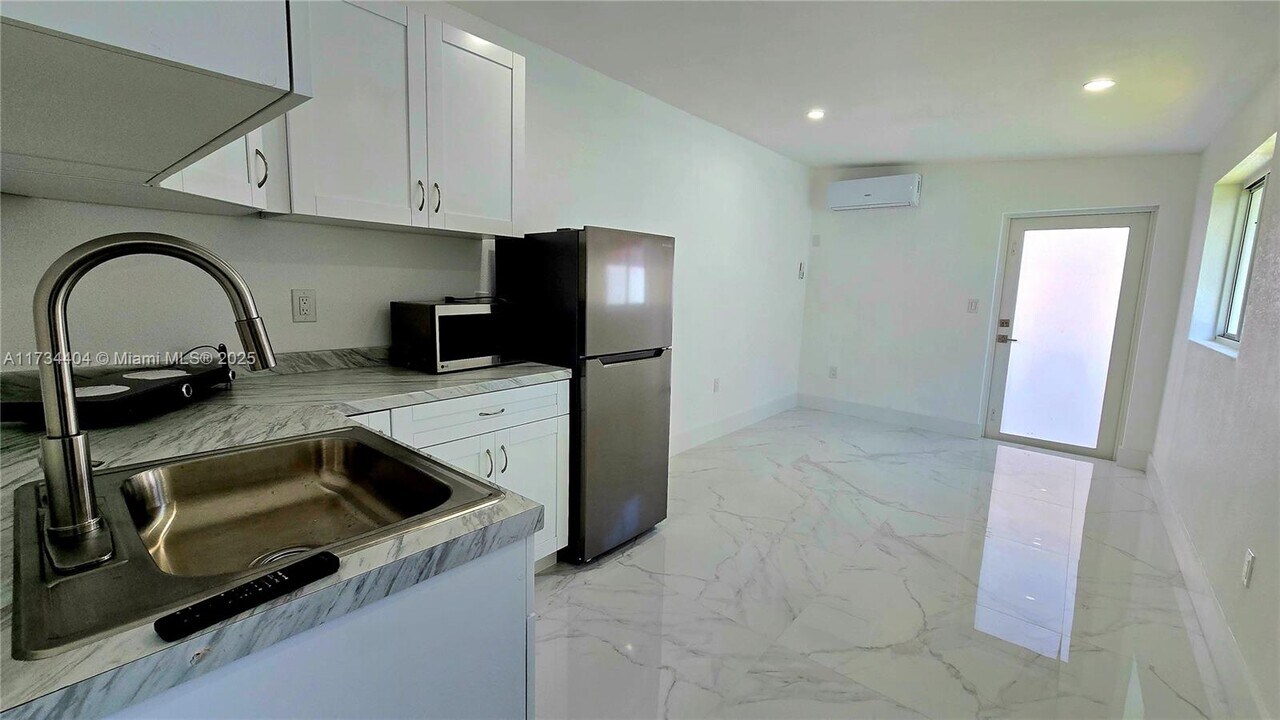 15586 SW 62nd Ter in Miami, FL - Building Photo