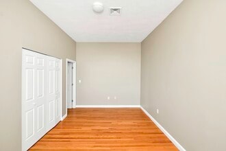 5 Forest St, Unit #401 in Medford, MA - Foto de edificio - Building Photo