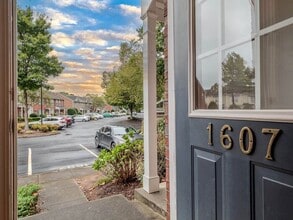 1607 Cove Creek Cir in Norcross, GA - Foto de edificio - Building Photo
