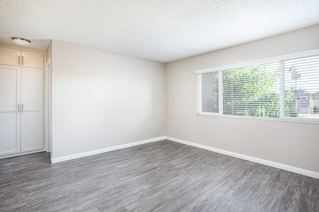 The Courtyards Apartment Homes in Norwalk, CA - Foto de edificio - Building Photo