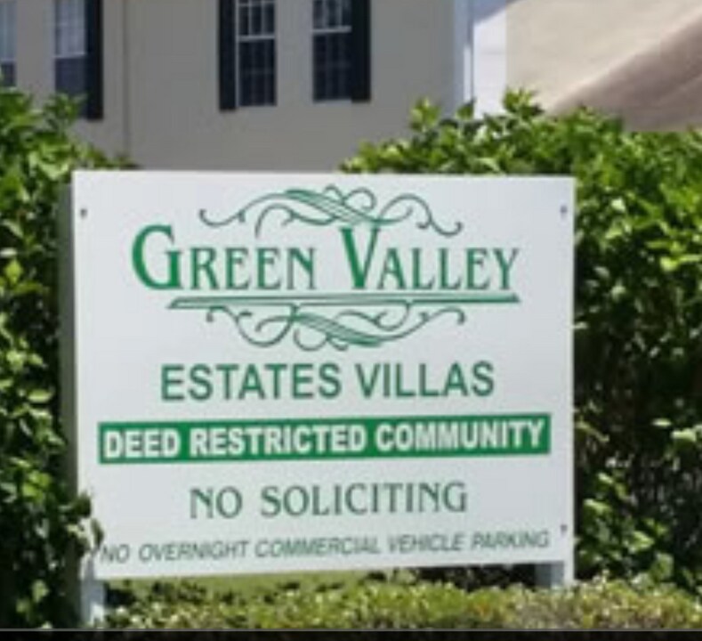 2369 Walton Cir in Palm Harbor, FL - Foto de edificio