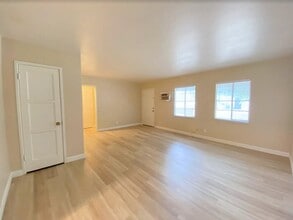 958 Barney St in Merced, CA - Foto de edificio - Building Photo