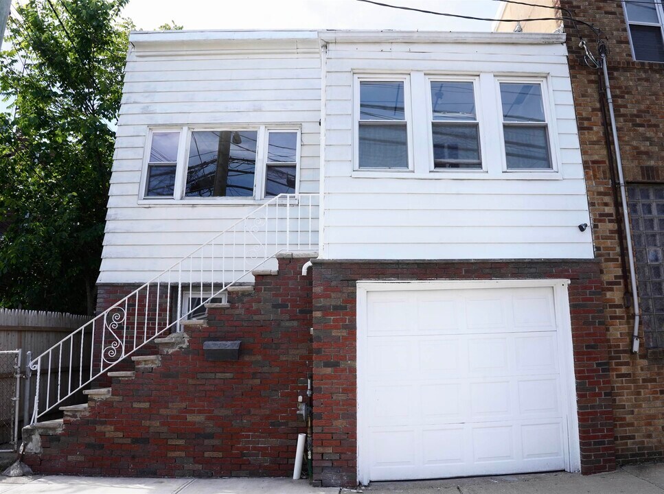 6109 Meadowview Ave in North Bergen, NJ - Building Photo