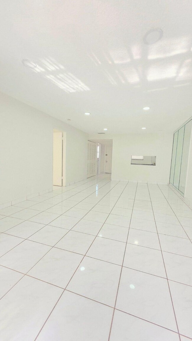 property at 5535 N Lakewood Cir