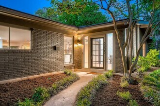 5325 Western Hills Dr in Austin, TX - Building Photo - Building Photo